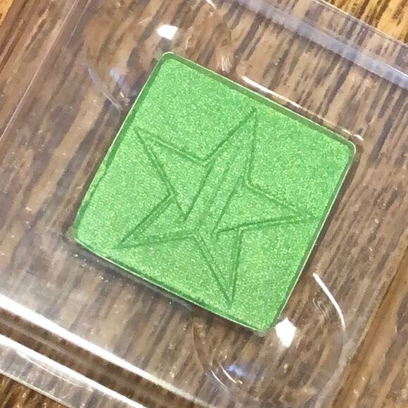 Jeffree Star Artistry Single in Poison Ivy Shade Bright Green Metallic Eyeshadow - Picture 2 of 5